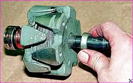 Снятие упорной втулки