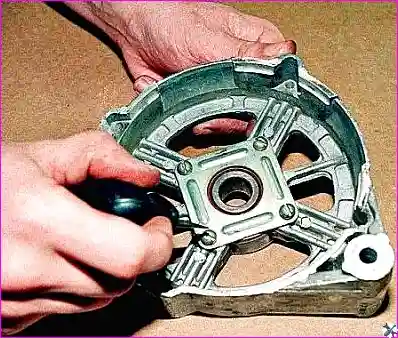 Отворачивание винтов крышки