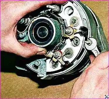 Отворачивание гаек стяжных болтов