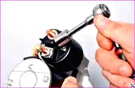 Отворачивание гайки шины