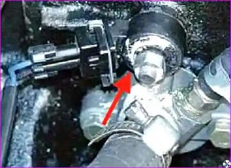 Датчик детонации СТ-305, установленный в зоне 4-го цилиндра на блоке со стороны впускной системы