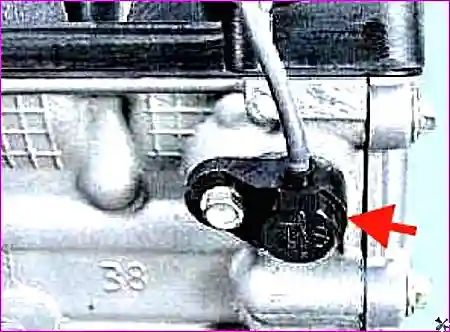 Датчик фазы (положения распределительного вала), установленный на головке блока цилиндров