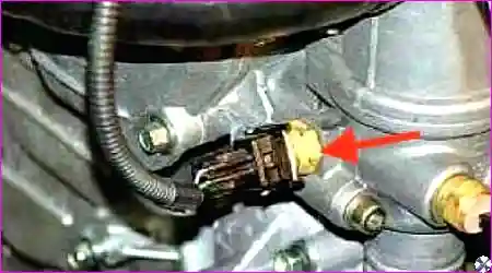 Датчик температуры охлаждающей жидкости, установленный на корпусе термостата