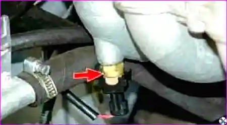 Датчик температуры впускного трубопровода, установленный на впускной трубе