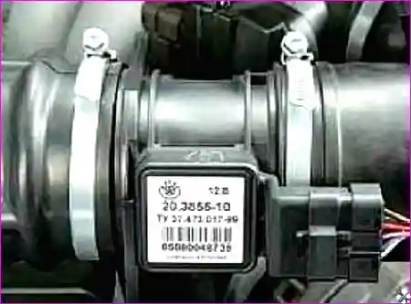 Датчик массового расхода воздуха, установленный между воздушным фильтром и ресивером