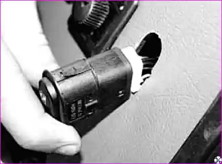 Снятие вещевого ящика в облицовке тоннеля пола для доступа к выключателям