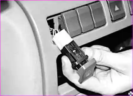 Снятие бокса для мелких вещей для доступа к выключателю обогрева стекла