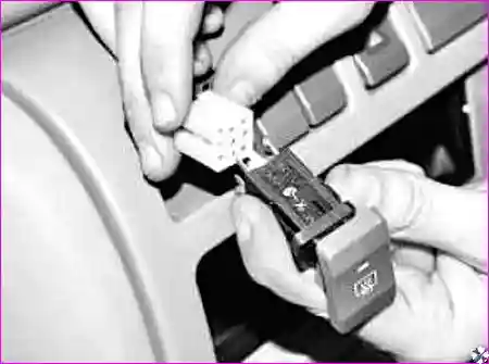 Расположение выключателя обогревателя стекла двери задка