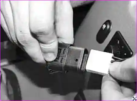 Расположение выключателя стеклоподъемника после снятия вещевого ящика