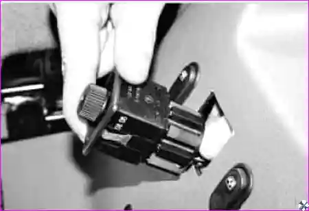 Снятие вещевого ящика для доступа к пульту управления зеркалами