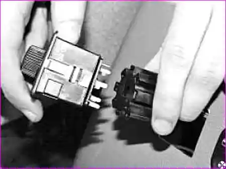 Расположение пульта управления наружными зеркалами в облицовке тоннеля пола