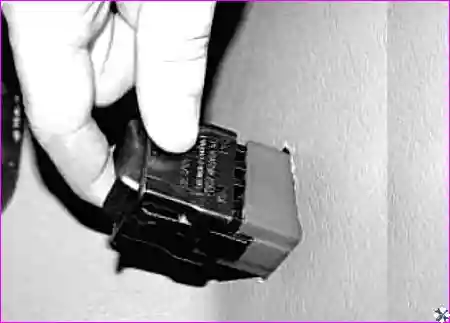 Снятие вещевого ящика для доступа к переключателю уровня топлива