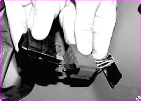 Расположение переключателя датчиков уровня топлива в облицовке тоннеля пола