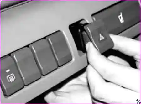 Снятие бокса для мелких вещей для доступа к выключателю аварийной сигнализации