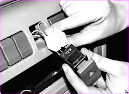 Расположение выключателя аварийной сигнализации за боксом для мелких вещей