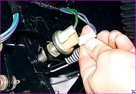 Расположение выключателя стоп-сигналов под панелью приборов на кронштейне педалей