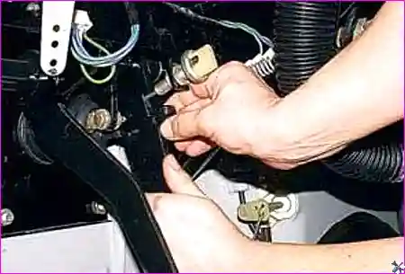 Подготовка к отсоединению колодок проводов от выводов выключателя