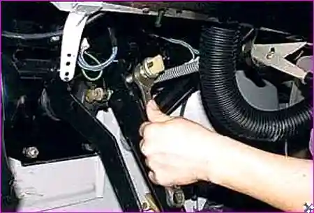 Ослабление затяжки буфера выключателя стоп-сигналов