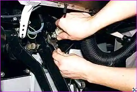 Ослабление регулировочной гайки выключателя стоп-сигналов