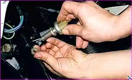 Выворачивание выключателя стоп-сигналов из кронштейна после снятия буфера