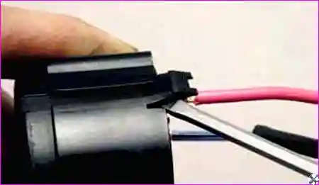 Отгибание защелок контактной группы