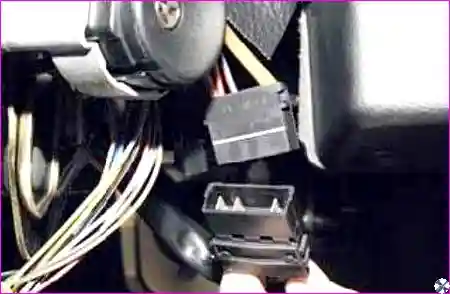 Отсоединение колодки проводов