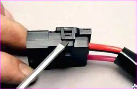 Отгибание фиксатора