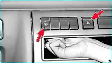 Отсоединение колодок проводов от выключателей через монтажное отверстие