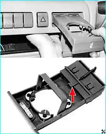 Нажатие на пружинный фиксатор подстаканника для его извлечения