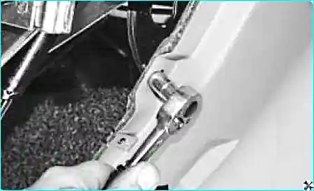 Выкручивание болта крепления нижней панели под рулевой колонкой