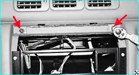 Откручивание двух центральных болтов крепления панели