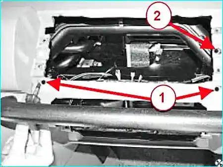 Откручивание двух винтов и болта под вещевыми ящиками