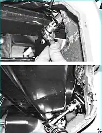 Выворачивание двух болтов крепления поручня изнутри панели