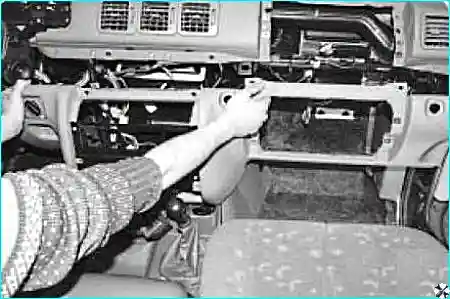 Снятие нижней панели после откручивания всех винтов и болтов