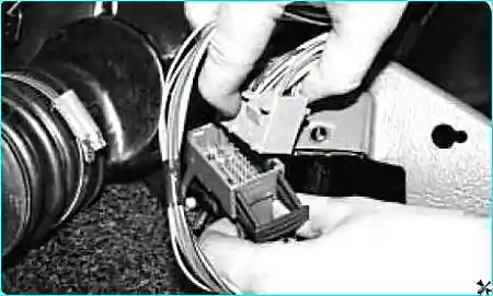 Разъединение колодок проводов с правой стороны облицовки тоннеля пола