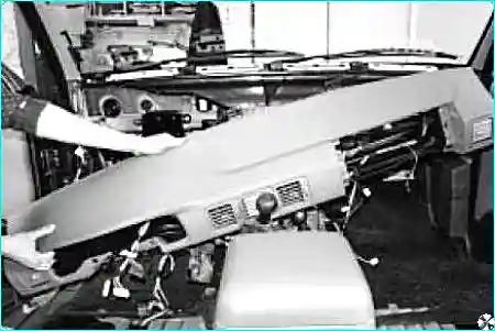 Снятие панели приборов после полного откручивания всех креплений