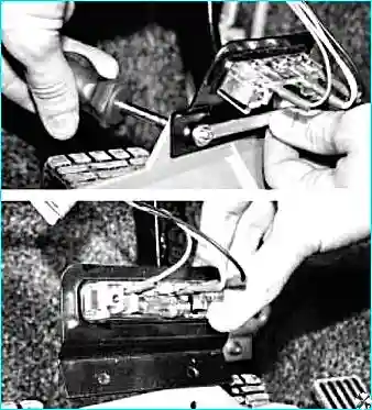 Снятие плафона освещения педалей с использованием ключа для фиксации гайки