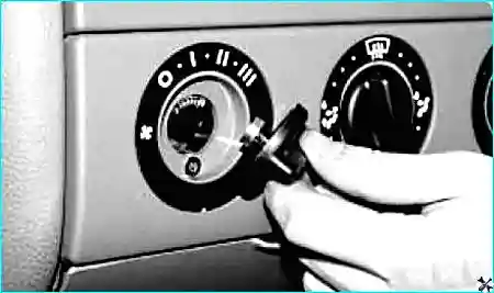 Снятие рукояток переключателей блока управления отоплением и вентиляцией