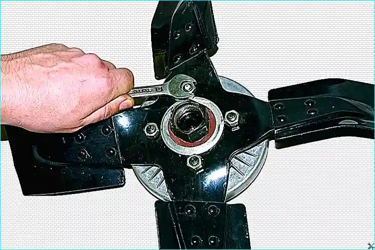 Выворачивание четырех болтов крепления вентилятора к вязкостной муфте