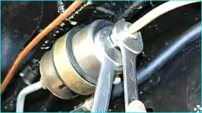 Отворачивание гайки топливной трубки Два гаечных ключа удерживают штуцер и отворачивают гайку топливной трубки