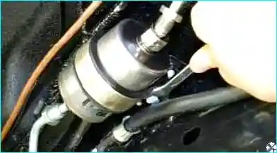 Откручивание гаек штуцеров Второй ракурс откручивания гаек крепления топливного фильтра