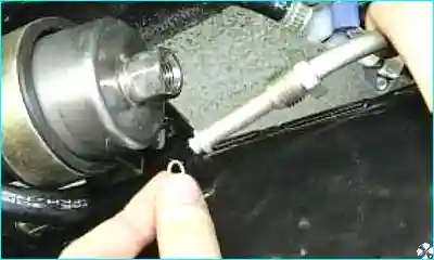 Отсоединённый топливный фильтр Фильтр, отсоединённый от топливных трубок, в хомуте крепления