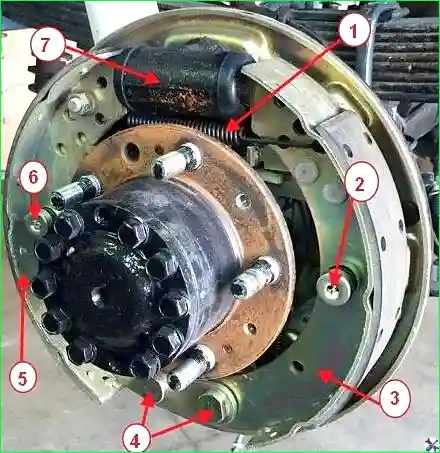 Тормозной механизм заднего колеса