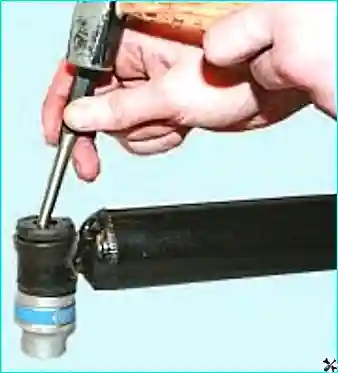 Выпрессовка втулки Выпрессовка металлической втулки из нижней проушины амортизатора