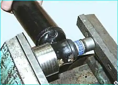 Замена резиновой втулки Выпрессовка резиновой втулки из нижней проушины амортизатора