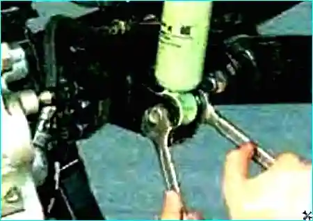 Подготовка автомобиля к замене продольной штанги: установка на опоры