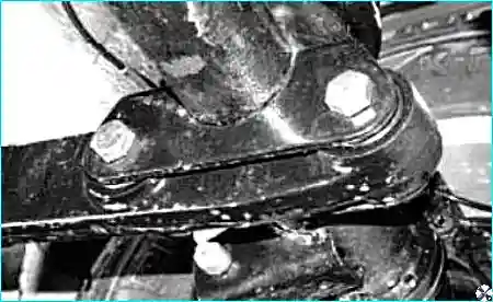 Отворачивание гаек болтов крепления продольной штанги к переднему мосту