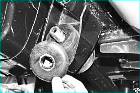 Расшплинтовка гайки заднего крепления продольной штанги