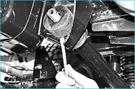 Отворачивание гайки резинометаллического шарнира продольной штанги