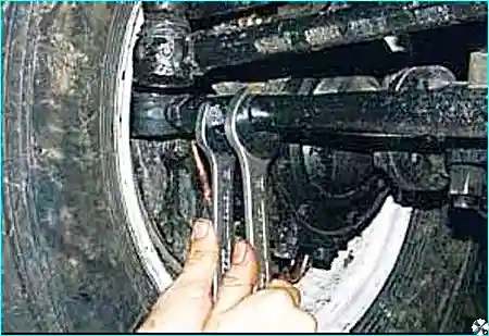 Регулировка схождения Регулировочная тяга и контрящие гайки для изменения схождения колес